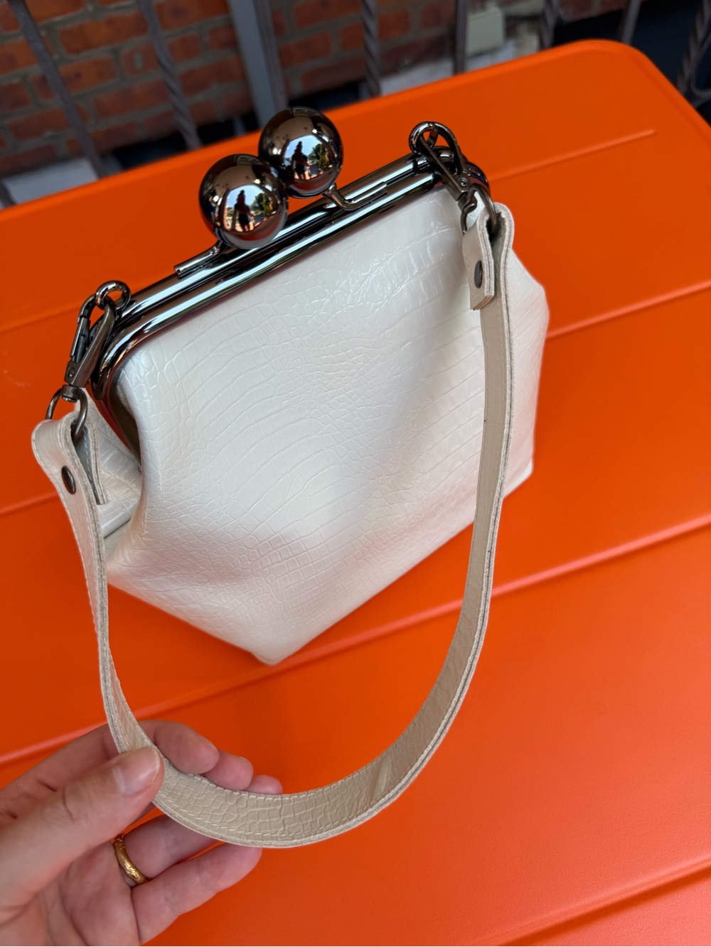 Croc-Embossed Cream Kiss-Lock Frame Leather Handbag